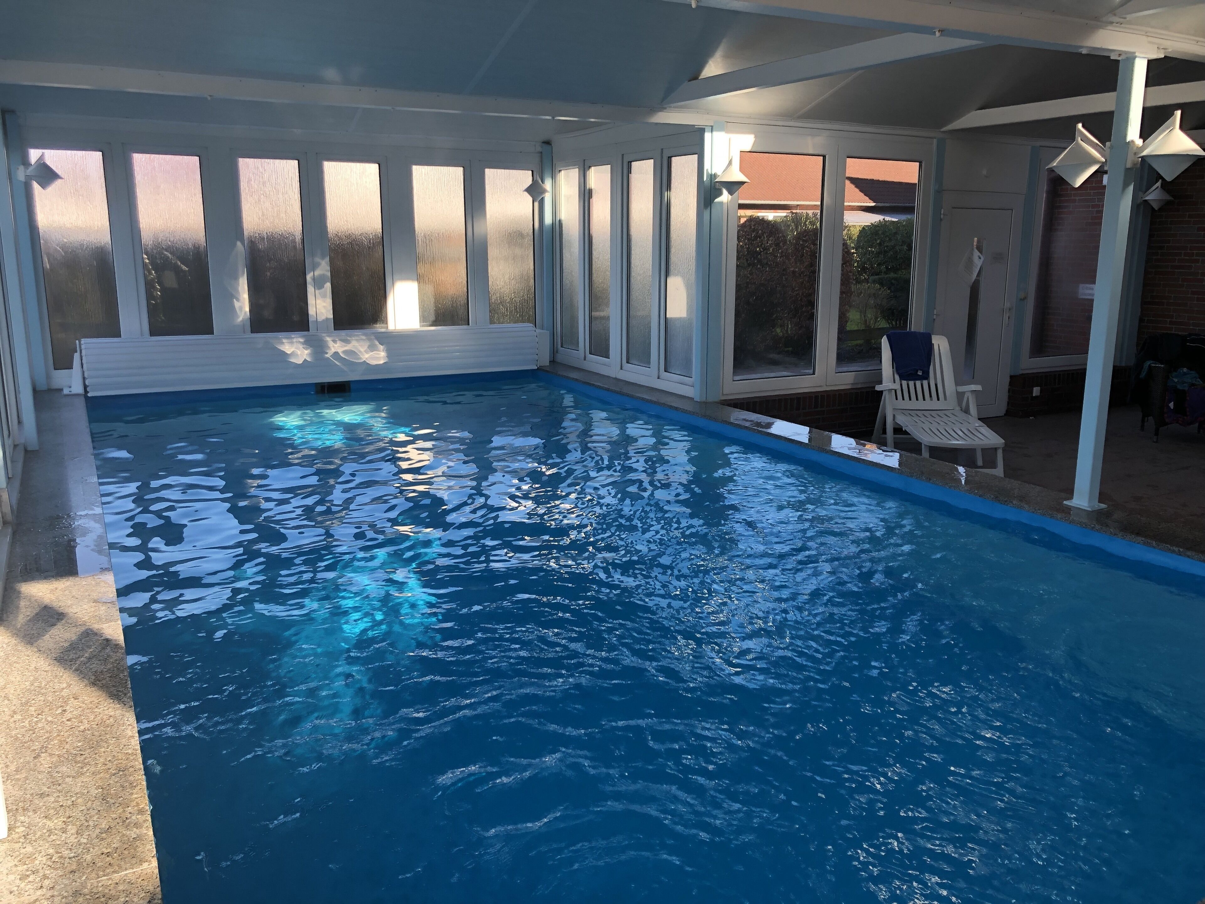 Innendørsbasseng og et oppvarmet basseng