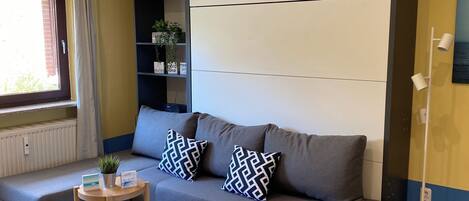 TV connectée, cheminée, lecteur de DVD, table de tennis de table