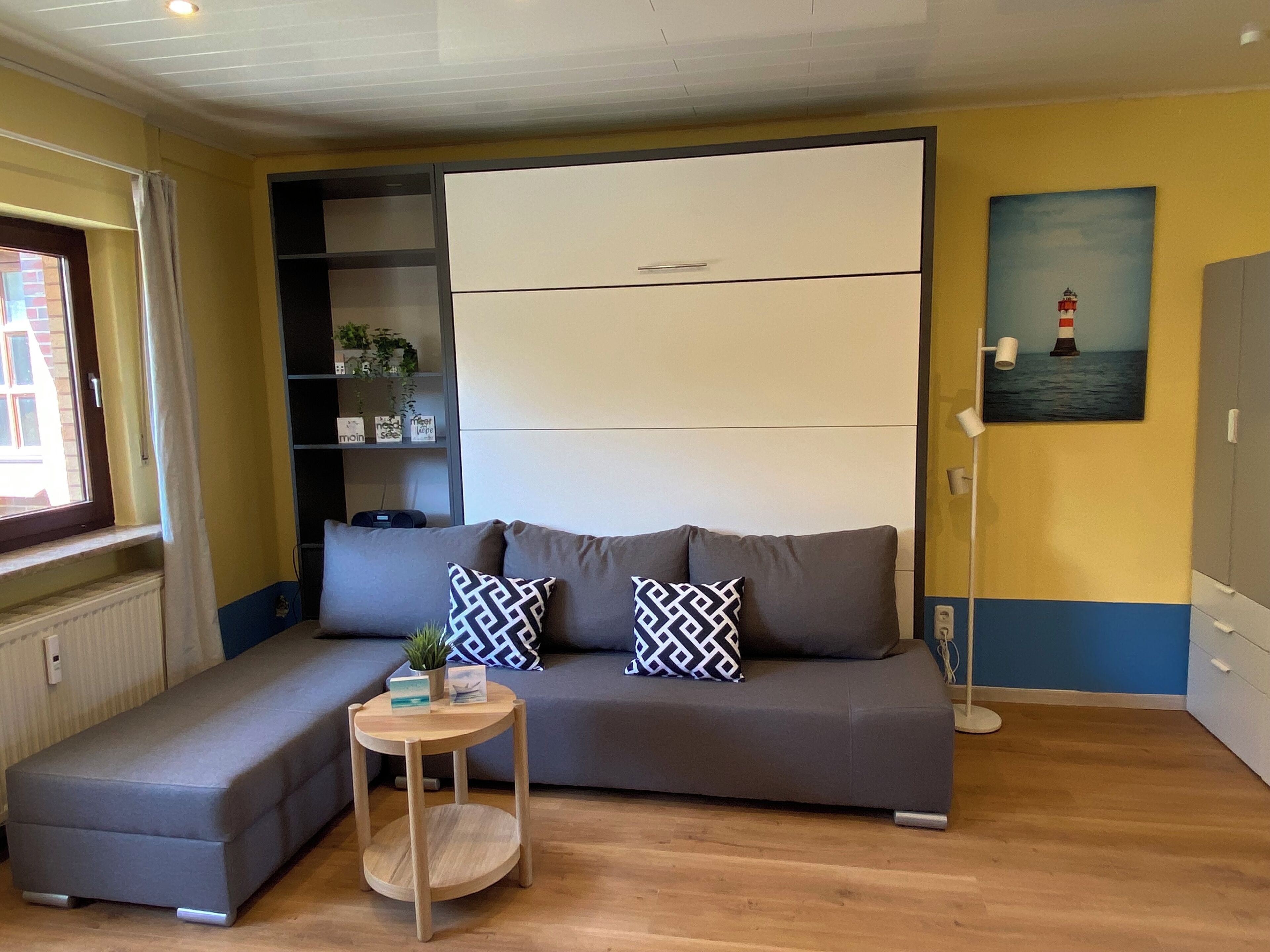 TV connectée, cheminée, lecteur de DVD, table de tennis de table