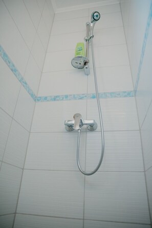 Ducha, secador de pelo, toallas y jabón