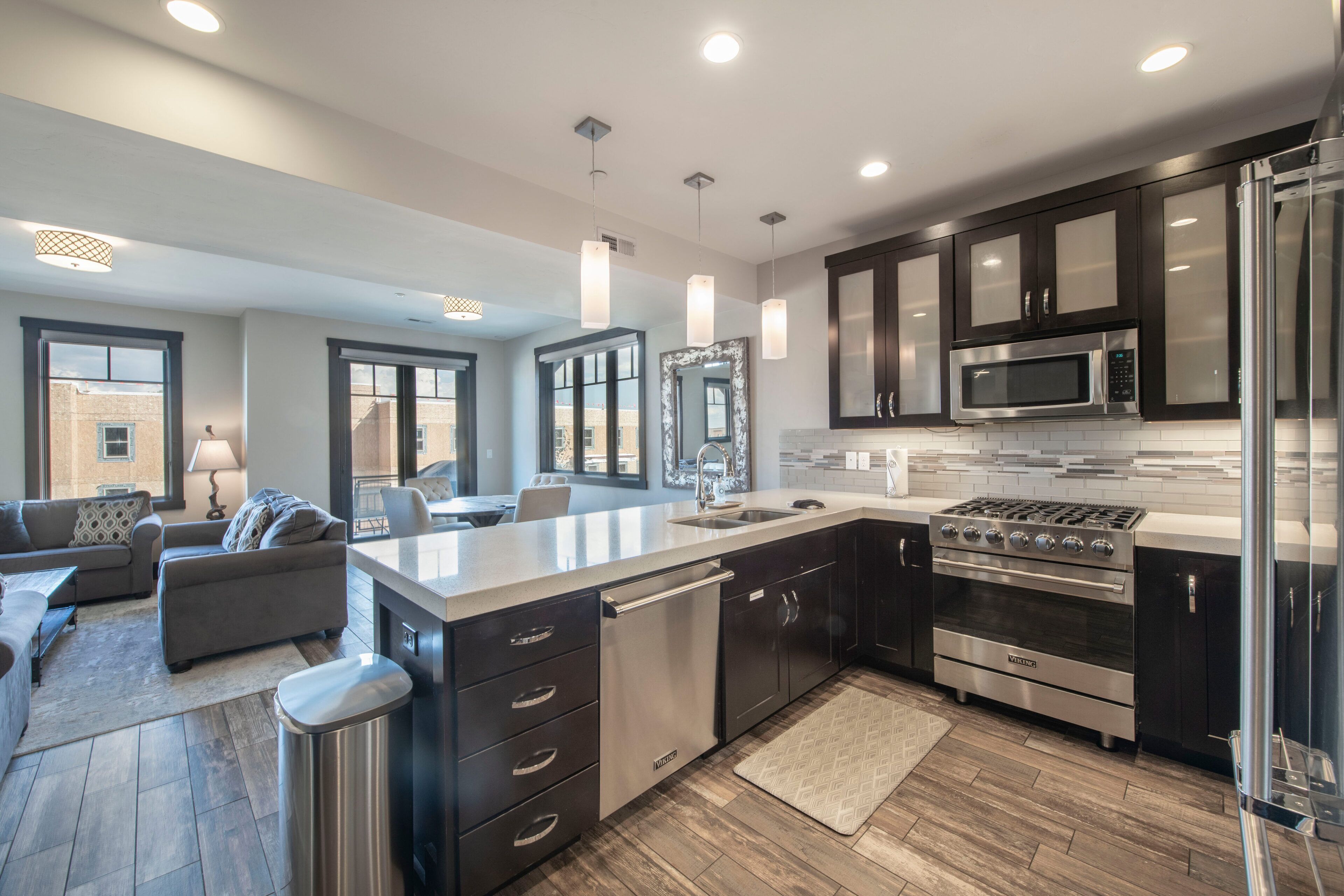 Stunning Contemporary, Private Hot Tub, Fireplaces, Walk to Lift & Free Transit!