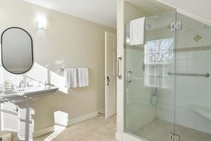 Badewanne, Haartrockner, Handtücher, Shampoo