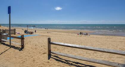 Bright Cottage Close to Bayside Beaches!