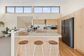 Geladeira, micro-ondas, fogão, cooktop