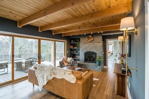 Smart TV, fireplace, DVD player, table tennis