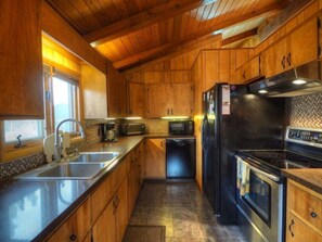 冷蔵庫、電子レンジ、オーブン、コンロ