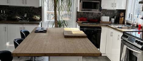 Kjøleskap, mikrobølgeovn, ovn og kokeplater