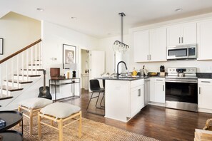 Réfrigérateur, four à micro-ondes, un four, surface de cuisson
