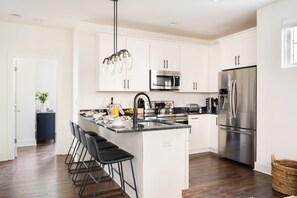 Réfrigérateur, four à micro-ondes, un four, surface de cuisson