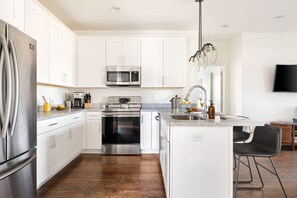 Fridge, microwave, oven, stovetop - Hart Suite 9 by AvantStay | Gorgeous Town House w/ Modern Amenities! (Nashville)