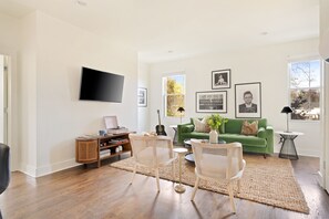 Smart TV, offices - Hart Suite 9 by AvantStay | Gorgeous Town House w/ Modern Amenities! (Nashville)
