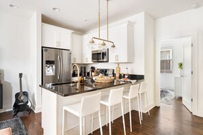 Fridge, microwave, oven, stovetop - Hart Suite 16 by AvantStay | Gorgeous House w/ Modern Amenities in Nashville! (Nashville)