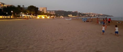 Chaises longues, serviettes de plage