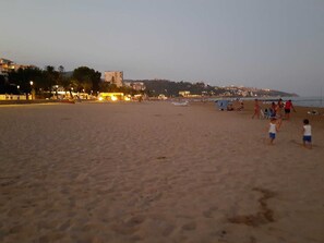Sun loungers, beach towels - Newly renovated apartment next to the beach and port of Castellon de la plana (El Grao de Castellón)