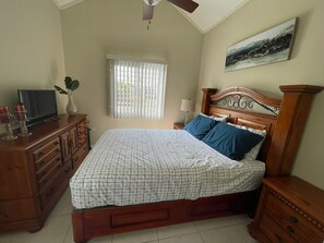 2 bedrooms, desk, iron/ironing board, free WiFi - Gated community, fully air condition,  hot water and 24 hours video surveillance (Spanish Town)