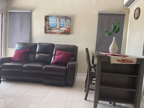 Smart TV, foosball, stereo - Gated community, fully air condition,  hot water and 24 hours video surveillance (Spanish Town)