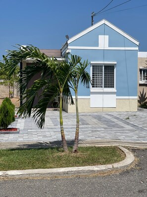 Exterior - Gated community, fully air condition,  hot water and 24 hours video surveillance (Spanish Town)