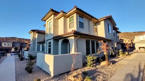 Exterior - Escondido Luxury Resort, pool, slide, pickleball, 4 bedrooms, bunks, 2car garage (Washington)