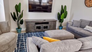 Smart TV, books - Escondido Luxury Resort, pool, slide, pickleball, 4 bedrooms, bunks, 2car garage (Washington)