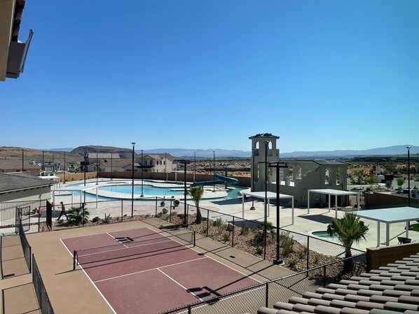 Sport court - Escondido Luxury Resort, pool, slide, pickleball, 4 bedrooms, bunks, 2car garage (Washington)