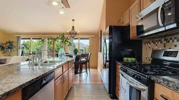 Refrigerador, microondas, horno y parrilla de estufa