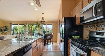 Sunny Paradiso, perfect location Seattle& Bellevue