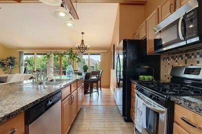 Sunny Paradiso, perfect location Seattle& Bellevue