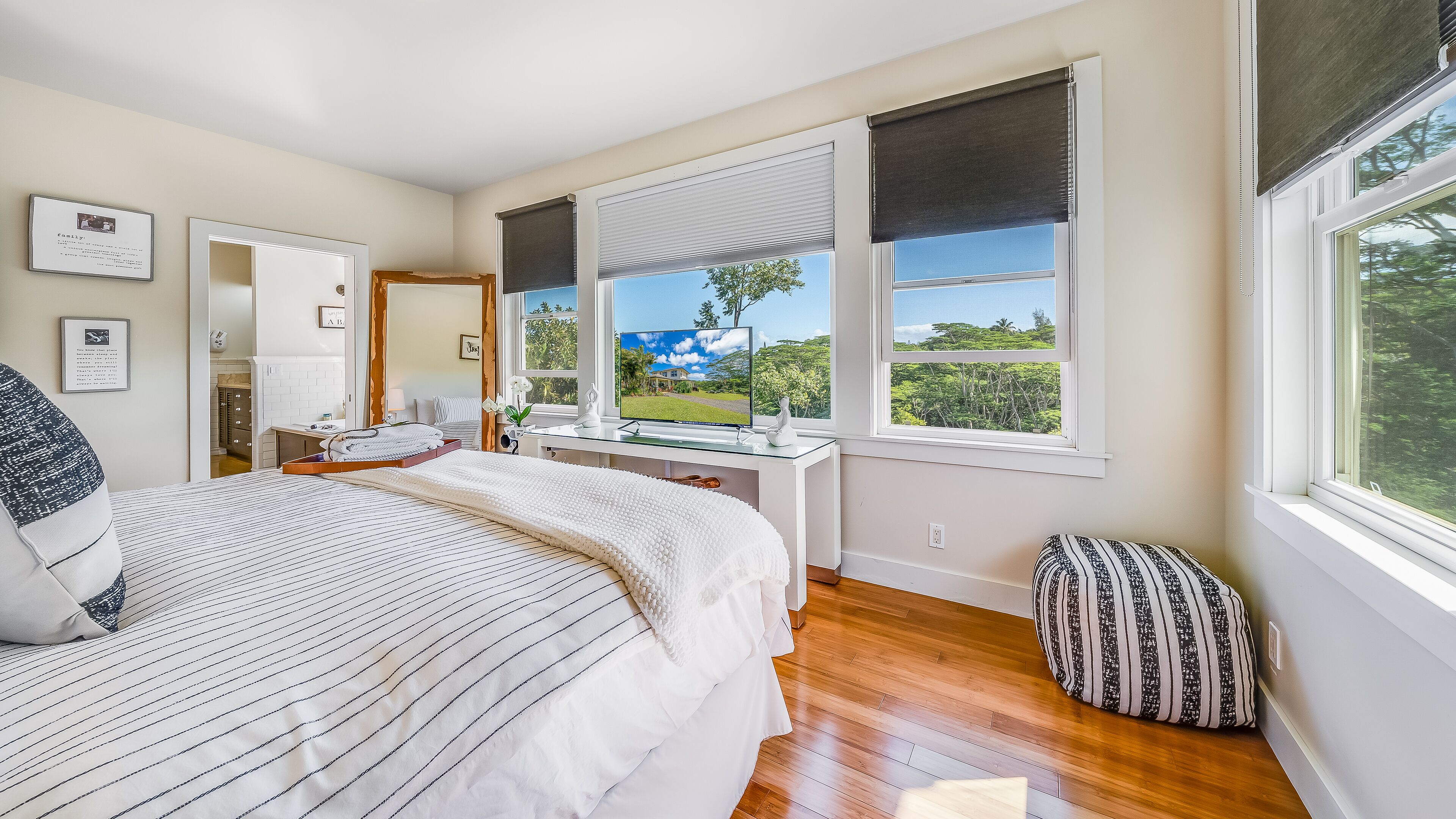 3 chambres, coffres-forts dans les chambres, bureau