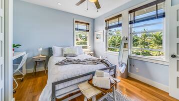 3 dormitorios, caja fuerte, escritorio y tabla de planchar con plancha