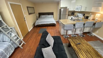 1 habitación, tabla de planchar con plancha, wifi y ropa de cama