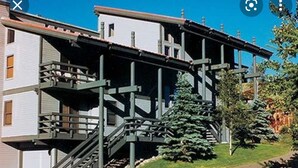 Ein mehrstöckiges Gebäude mit Balkon und Treppe.