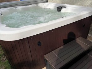 Tina de hidromasaje al aire libre