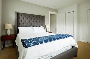 2 habitaciones, escritorio y tabla de planchar con plancha 