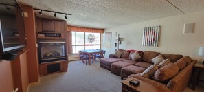 Televisio, takka, videopelejä