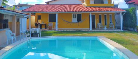 Una piscina cubierta, una piscina al aire libre