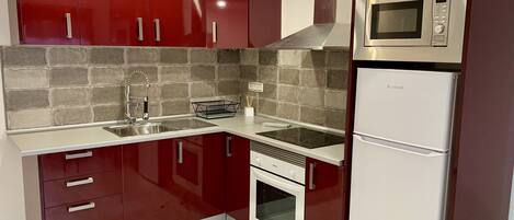 Kühlschrank, Mikrowelle, Ofen, Herdplatte