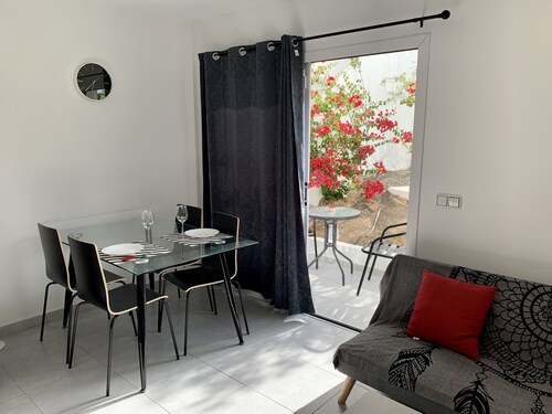 New and modern apartment- fast Wi-Fi 3 minutes drive from the beach