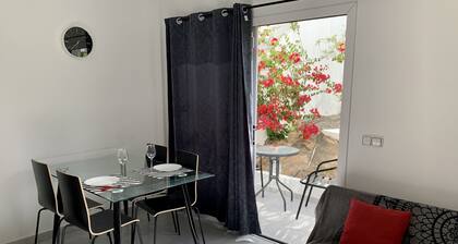 New and modern apartment- fast Wi-Fi 3 minutes drive from the beach