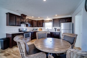 Micro-ondes, lave-vaisselle, cafetière/bouilloire