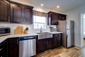 Micro-ondes, lave-vaisselle, cafetière/bouilloire