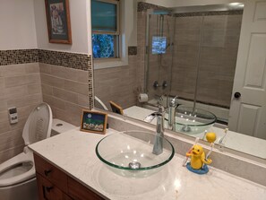 Combined shower/tub, bidet - Cozy 3BD, 2BA fully furnished with beautiful mountain views. (Honolulu)
