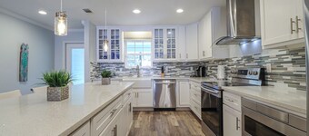 1 ACRE PRIVATE BEACH & PIER, FAMILY & PET FRIENDLY HOME