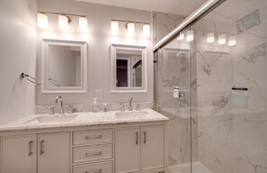 Ensemble douche/baignoire, sèche-cheveux, serviettes fournies