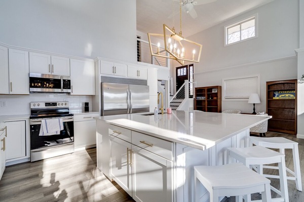 Een microgolfoven, een oven, een kookplaat, een vaatwasser