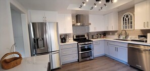 Fridge, microwave, oven, stovetop - Lakefront 3 Bedroom house with breath taking views (Agoura Hills)