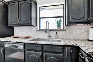 Fridge, microwave, oven, stovetop - Cozy Parkside Home/ Rail Yard/ Toyota Centre (Frisco)