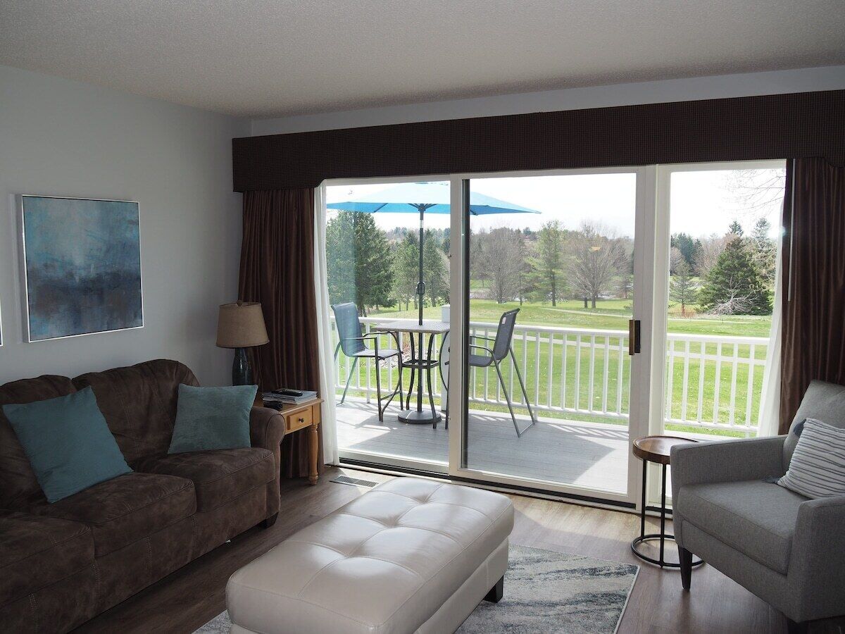 Smart TV, chimenea y oficina 