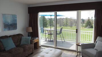 Smart TV, chimenea y oficina