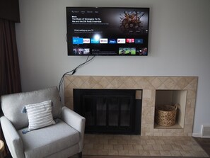 TV connectée, cheminée, espaces bureaux