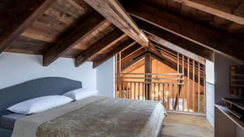 5 bedrooms, desk, internet